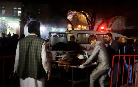 Detonan explosivos en salón de bodas en Kabul y deja 40 muertos