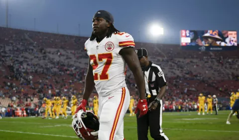Agarró a patadas a una mujer y la NFL lo castiga sin jugar