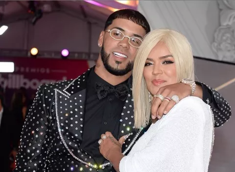 Karol G y Anuel AA son criticados por beso apasionado en los Billboards 