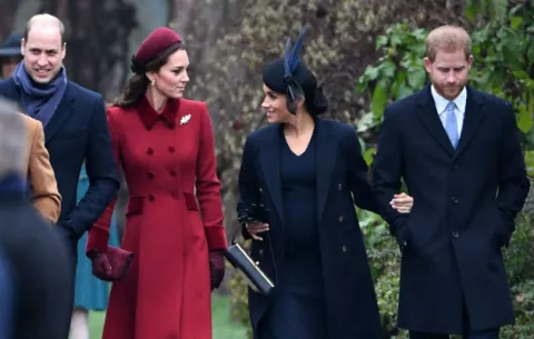 Experto en lenguaje corporal dice que Kate y Meghan se ven forzadas