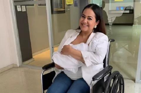 Kathy Phillips cuenta por qué no había mostrado el rostro de su bebé
