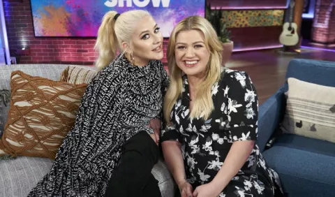 Kelly Clarkson y Christina Aguilera se irán de gira  junto a todos sus  hijos