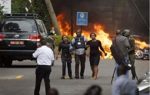 Ataque terrorista a un lujoso hotel de Nairobi en Kenia, causa al menos 6 muertos