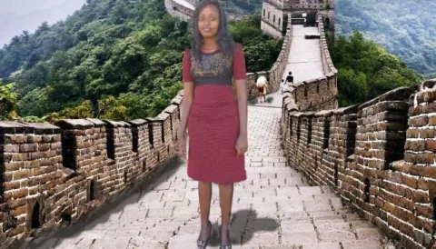 Simula sus vacaciones en China utilizando un pésimo photoshop y empresario le cumple su sueño