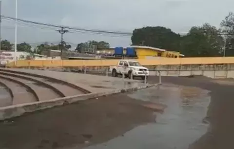 Estadio Kenny Serracín, con desbordamiento de aguas negras