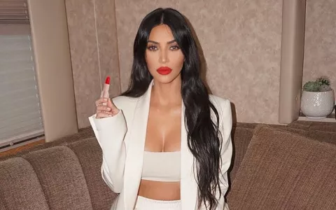 Kim Kardashian: no es acné, es psoriasis 