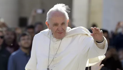 El papa dice que el aborto es como contratar a sicario para resolver el problema