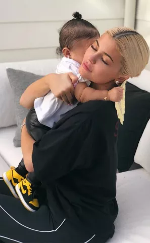 Kylie Jenner es la mamá más sensual de la temporada