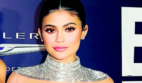Critican a Kylie Jenner por su lujoso auto 