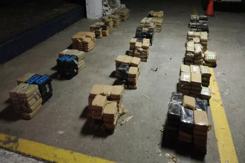 Incautan 484 paquetes de presunta droga en playa La Ermita