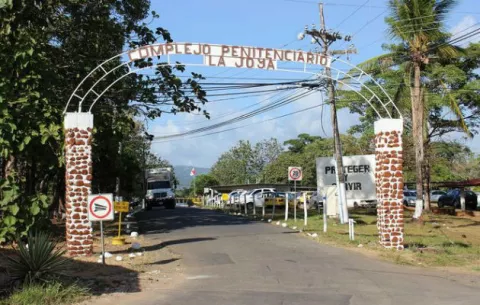 Joven de 19 años muere electrocutado al tocar cable mojado en La Joya