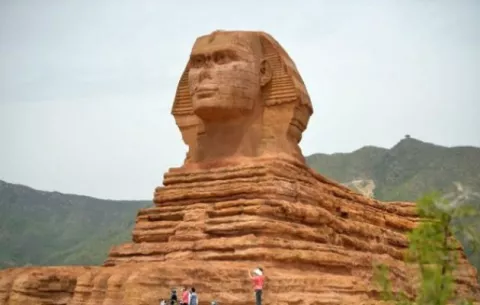 Una copia a tamaño natural de la Esfinge de Guiza enfrenta a China y Egipto