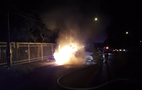 ¡Terrible! Se incendia auto en Puerto Caimito de La Chorrera