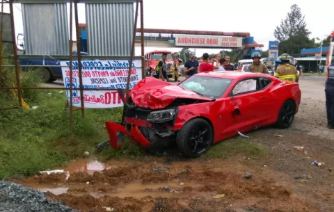 Conductor de pick up queda atrapado tras colisión en La Chorrera