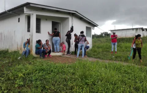 Familias vuelven a invadir casas en Loma de Mastranto en La Chorrera