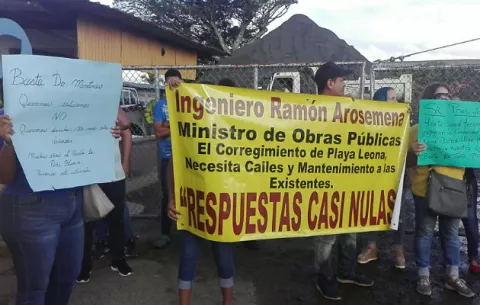 Residentes de Peña Blanca bloquean la entrada del Mop en La Chorrera