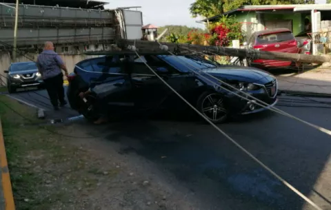 Daños de consideración en auto y residencia por caída de tres postes en La Chorrera