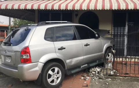 ¡Susto! Vehículo choca contra residencia en La Chorrera