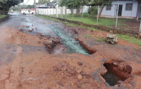 Se introduce agua en sus casas por rotura de tubería en La Chorrera