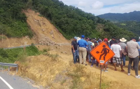 Derrumbe bloquea el paso hacia el poblado de Marta en El Harino de La Pintada