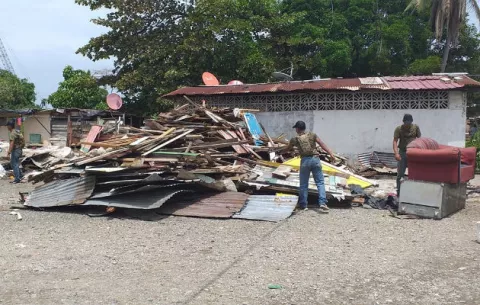 En medio de quejas continúa el desalojo de familias del área de la Playita de Colón