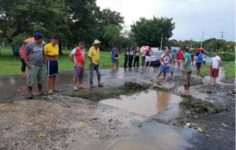 Se caldean ánimos en la barriada La Soledad en Santiago tras inundación 