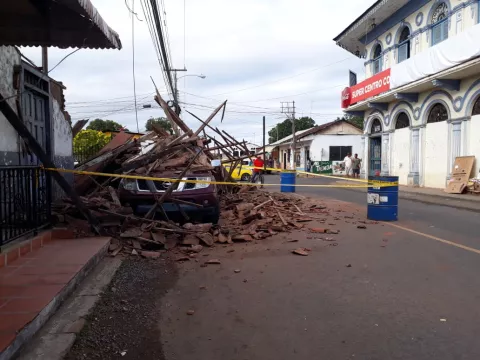 Colapsa la pared de una residencia en una  transitada avenida de La Villa