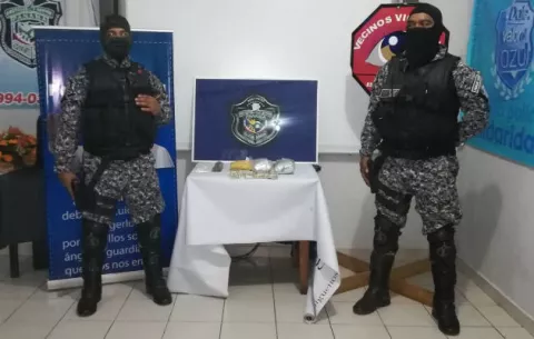 Retienen a dos sujetos en un vehículo con crispy en La Villa de Los Santos 