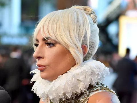 Lady Gaga fue vista besando a un hombre