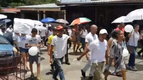 Moradores de Las Acacias realizan caminata para exigir un alto a la violencia