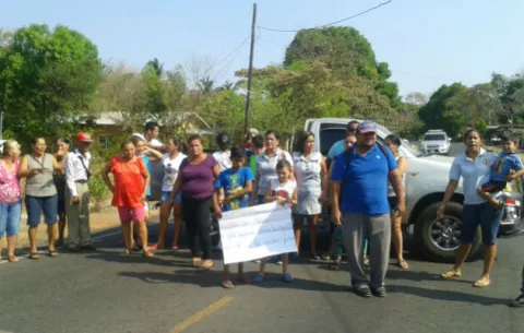Cierran la vía debido a que no tienen agua desde hace dos meses en Atalaya