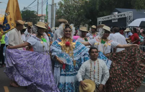 Todo listo para el ya tradicional Desfile de las Mil Polleras en la ciudad de Las Tablas 