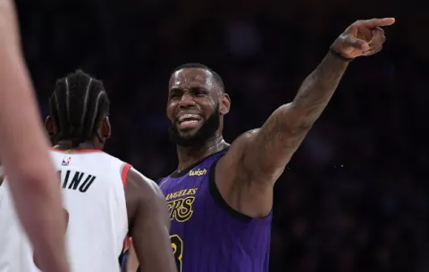 LeBron James supera a Chamberlain, Raptors y Bucks con mala noche