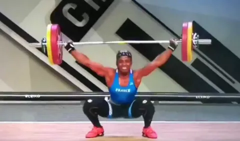 ¡Escalofriante! Atleta se rompe el brazo mientras competía en levantamiento de pesas