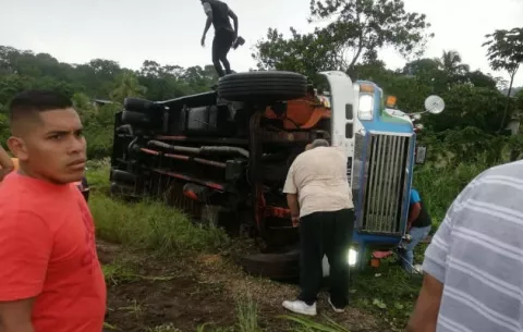 Vuelco de autobús deja quince personas lesionadas en Colón 