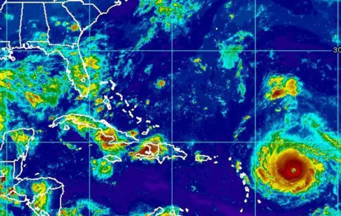 Advierten que Leslie se fortalece en el Atlántico y puede ser huracán este martes