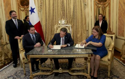 Laurentino Cortizo sanciona modificación a Ley de Medicamentos