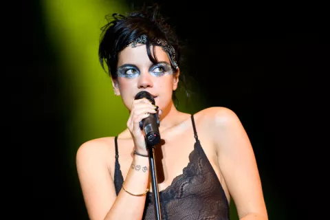 Lily Allen revive el acoso que sufrió 