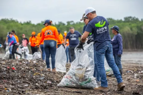 Miles de voluntarios se unen al Día Mundial de Limpieza de Playas en Panamá