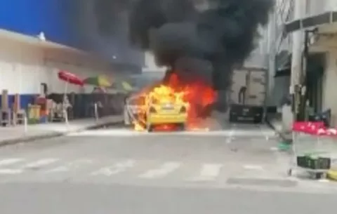 Llamas consumen un auto del transporte selectivo en la ciudad de David