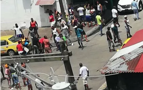 Lluvia de balas deja a una persona herida en calle 5, Ave. Bolívar en Colón