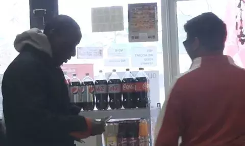 Mendigo comparte dinero que ganó en la lotería