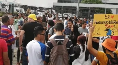 Cese al despilfarro de recursos del Estado y un alto a la impunidad exigen manifestantes frente a la Asamblea Nacional