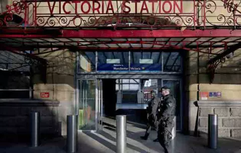 Investigan a joven que apuñaló a tres personas en el metro de Manchester