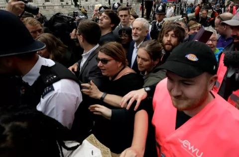 Miles de personas profieren insultos contra Trump durante su visita en Londres