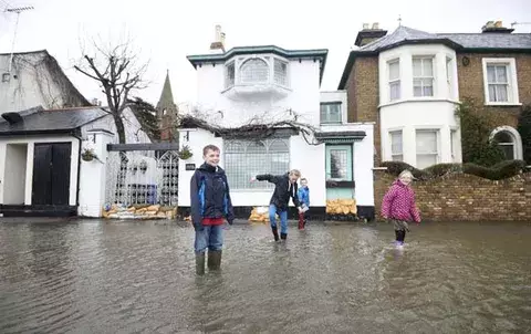 Más de mil viviendas permanecen inundadas por el temporal en Inglaterra