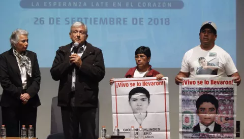 López Obrador promete comisión para el caso de los 43 estudiantes de Ayotzinapa