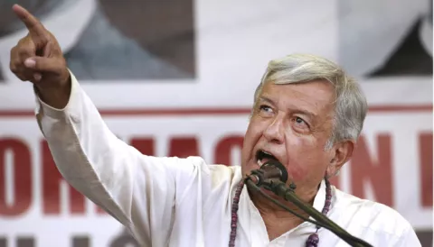 Surge polémica por beso del presidente electo de México a una reportera