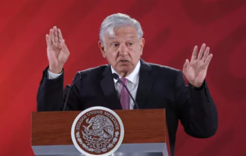 Obrador acusa  a regulador energético 