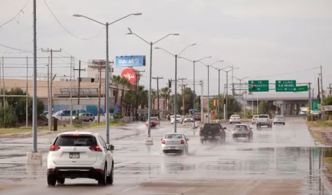 Lorena se degrada a tormenta después de causar daños en Baja California Sur